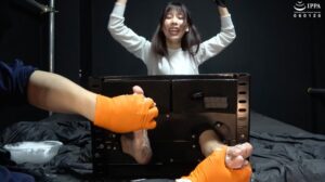 「ジンジンするまでお姉さんの足裏を泡ローション+つぶつぶグローブでくすぐってみた!」わかしラボ WAKA-049 篠咲らら 4