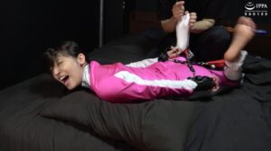 「海老反り拘束で新たに足裏特攻の凶器を責めると早速拘束具を破壊するさららちゃん!」わかしラボ WAKA-064 宇流木さらら 2