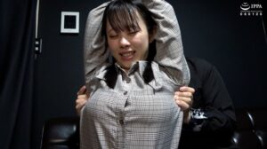 「うさぎ系女子くるみちゃんが全身ガチガチだったのでそれっぽく言いくるめてくすぐってみた!」WAKA-088甘井くるみ 1