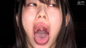 【激レア】「超貴重な口内・歯・のどちんこ観察&小魚咀嚼巨大女プレイ!」甘井くるみ