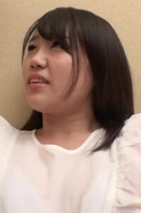 愛嬌たっぷり!巨乳揺らしまくりの美少女