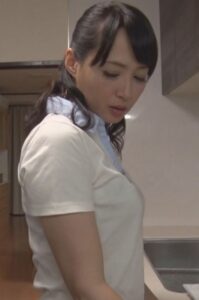 「こんなオチ○チン大きくしちゃって…」綺麗な母のメスの顔